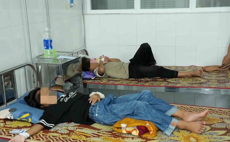 Students suspected of being poisoned after breakfast at school in Quang Tri. Photo: Cong Sang