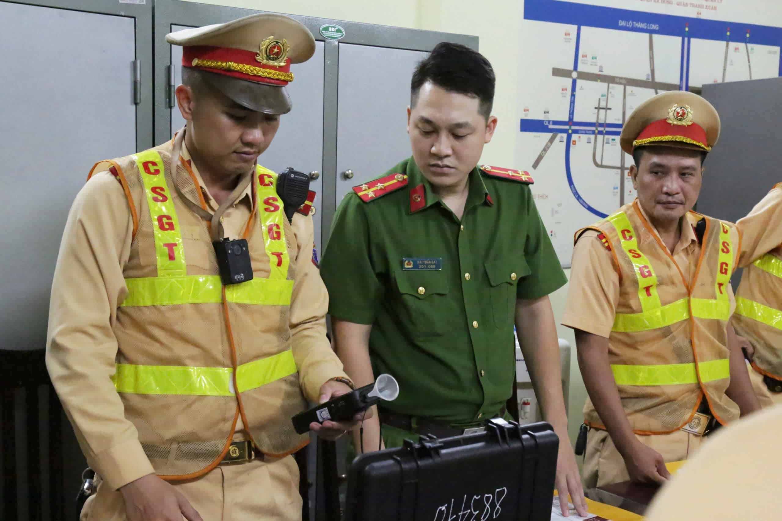 CSGT phối hợp với Công an cơ sở đồng loạt ra quân kiểm tra nồng độ cồn. Ảnh: Tiến Ngô