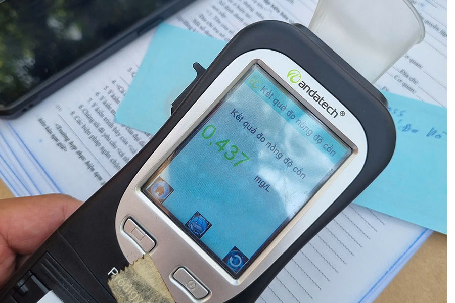 Tổ công tác đội CSGT đường bộ số 3 phát hiện một trường hợp vi phạm ở mức kịch khung (áo đỏ). Ảnh: Tô Thế