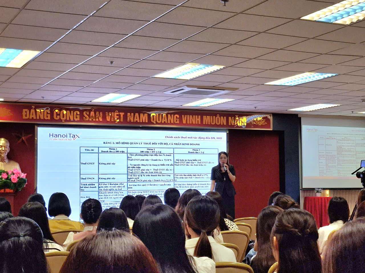 Ba Le Yen, Giam doc Cong ty Tu van thue Ha Noi (Hanoi Tax) khuyen cao ho kinh doanh theo doi sat doanh thu, de tranh rui ro nhay nhom thue. Anh: Luc Giang