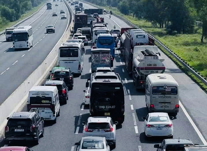 A long line of vehicles lined up for many kilometers due to a truck overturning incident on the Hanoi - Hai Phong highway. Photo: People