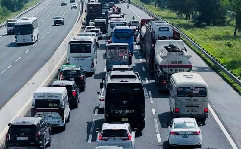 A long line of vehicles lined up for many kilometers due to a truck overturning incident on the Hanoi - Hai Phong highway. Photo: People