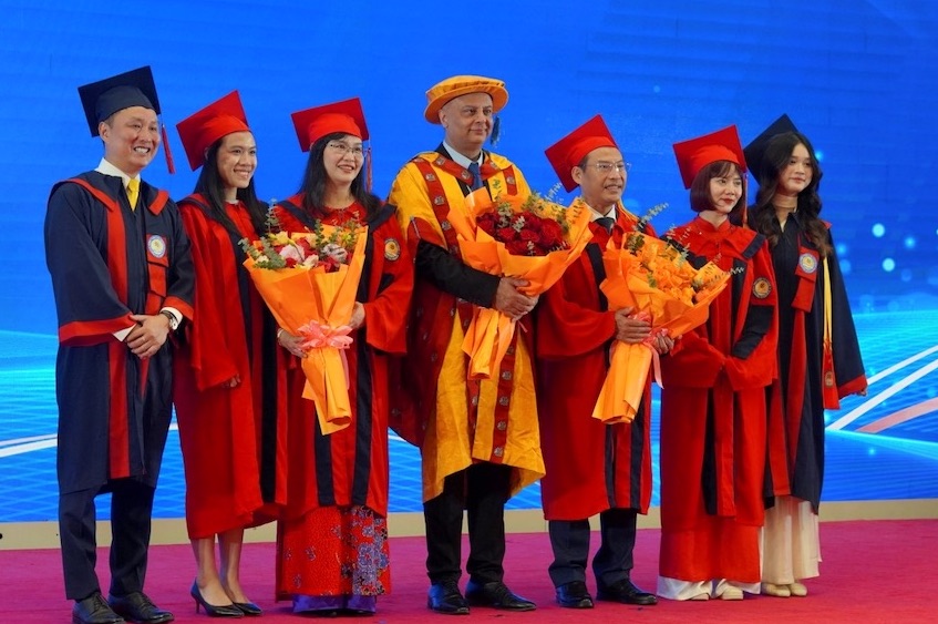 Dai dien cac tan cu nhan, Thac si tang hoa lanh dao Hoc vien Tai chinh va Truong Dai hoc Greenwich. Anh: Van Cuong