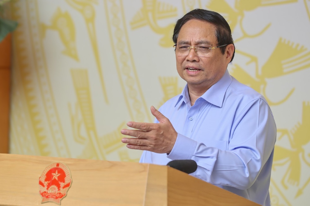 ファム・ミン・チン首相は、役人が無責任な場合や違反を犯した場合は厳しく処罰しなければならない、遅刻したり無神経な場合は更迭しなければならないという精神を強調した。写真: ニャット・バク/VGP