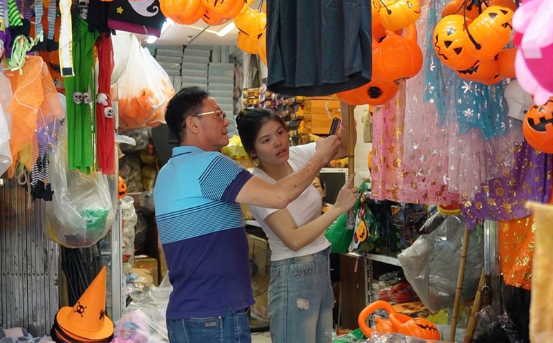 Hang Ma Street is brilliant with orange, young people and tourists are eager to celebrate Halloween early