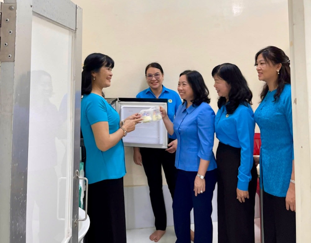 Lanh dao Tong LDLD Viet Nam va LDLD tinh Dong Thap tham qua mo hinh “Buong vat tru sua me” cua CDCS Cong ty Co phan Thuy san Truong Giang. Anh: Duc Trung.