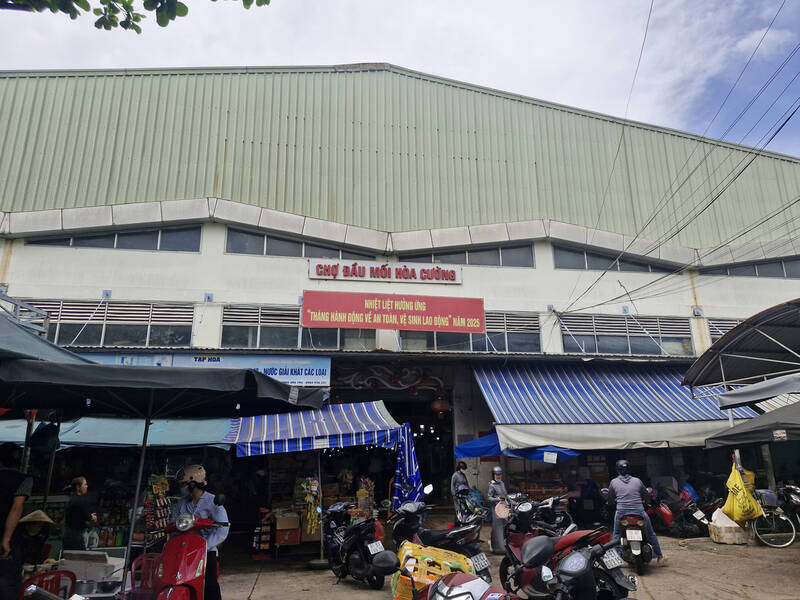 Los pequeños comerciantes del mayor mercado mayorista de la region central estan preocupados por la disminucion del poder adquisitivo