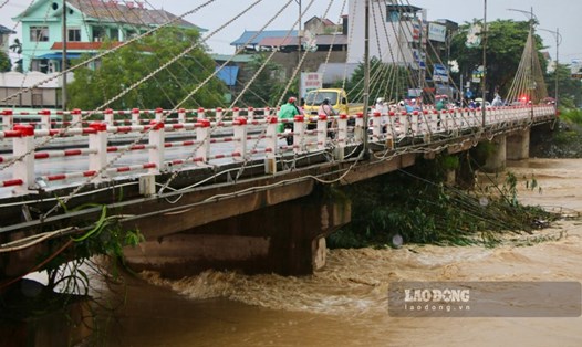 Tạm cấm lưu thông qua cầu Gia Bẩy. Ảnh: Nguyễn Hoàn.