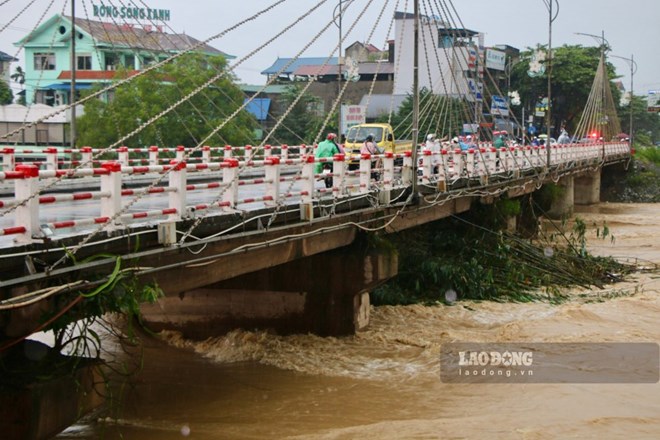 Tạm cấm lưu thông qua cầu Gia Bẩy để kiểm định sau lũ