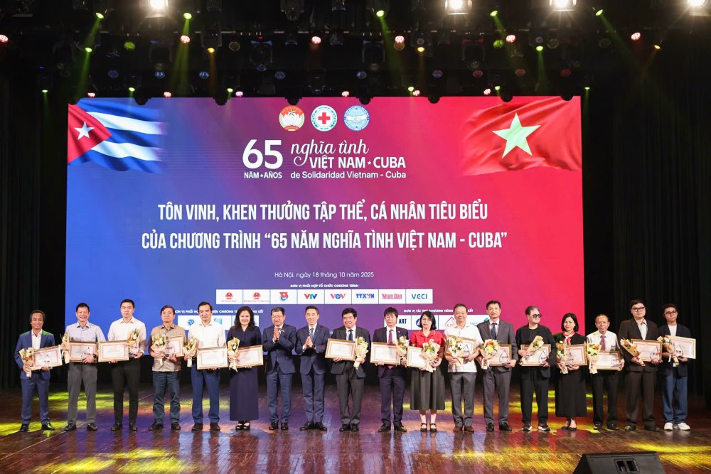Khen thuong cac tap the, ca nhan tieu bieu trong van dong ung ho Cuba. Anh: Quang Vinh