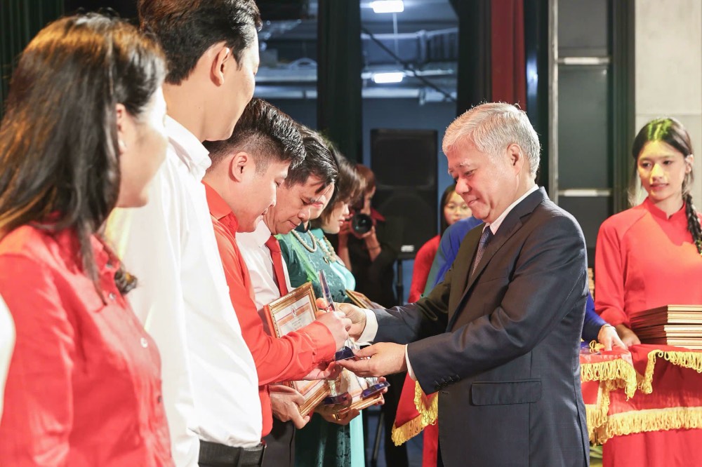 Chu tich Uy ban Trung uong MTTQ Viet Nam Do Van Chien khen thuong cac tap the, ca nhan tieu bieu trong van dong ung ho nhan dan Cuba. Anh: Quang Vinh