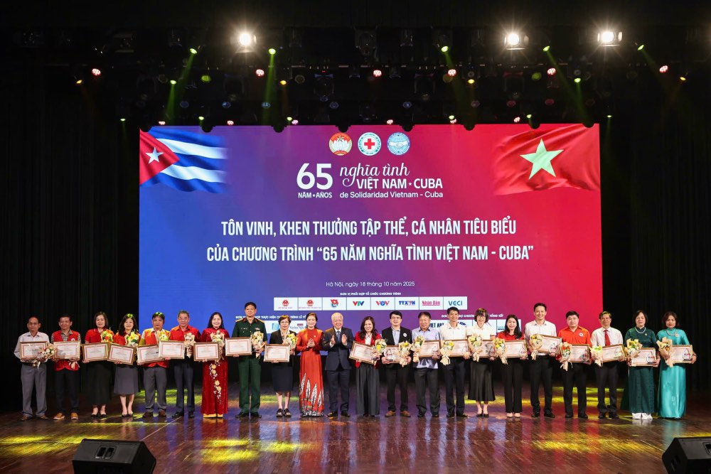 Chu tich Uy ban Trung uong MTTQ Viet Nam Do Van Chien khen thuong cac tap the, ca nhan tieu bieu trong van dong ung ho nhan dan Cuba. Anh: Quang Vinh