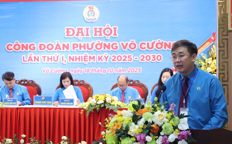 Comrade Thach Van Chung - Member of the Provincial Party Committee, Vice Chairman of the Vietnam Fatherland Front of Bac Ninh province, Chairman of the Bac Ninh Provincial Federation of Labor gave a speech directing the Congress. Photo: Quyet Chien