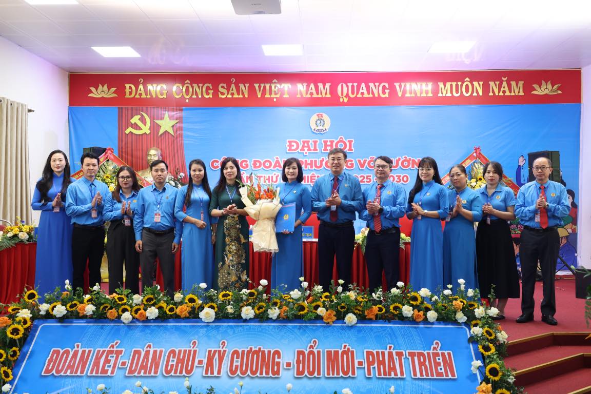 Cac dong chi lanh dao tang hoa va trao quyet dinh chi dinh Ban Chap hanh Cong doan phuong Vo Cuong. Anh: Quyet Chien