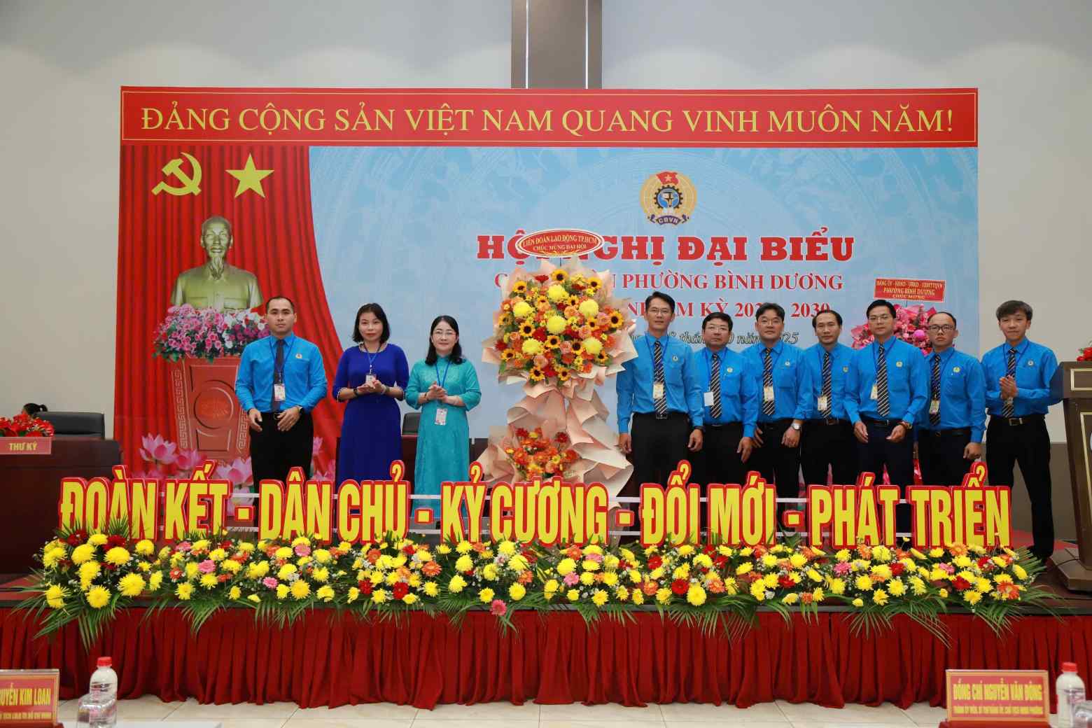 Cong doan phuong Binh Duong nhan hoa chuc mung cua Cong doan TPHCM. Anh: Dinh Trong