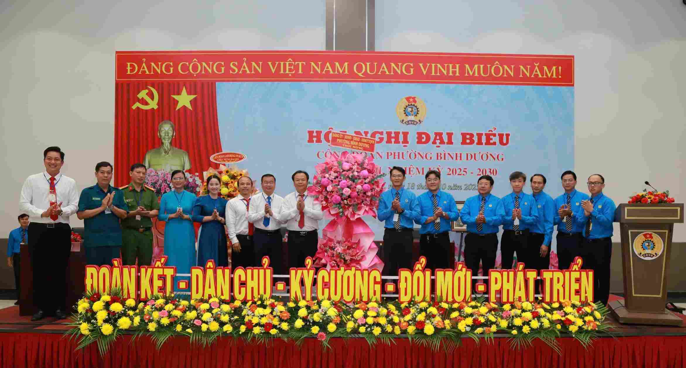 Delegates attending the congratulatory conference of the Binh Duong Ward Trade Union. Photo: Dinh Trong