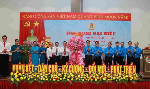 Đại biểu tham dự chúc mừng hội nghị của Công đoàn phường Bình Dương. Ảnh: Đình Trọng