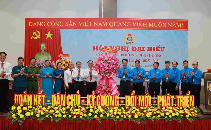 Delegates attending the congratulatory conference of the Binh Duong Ward Trade Union. Photo: Dinh Trong