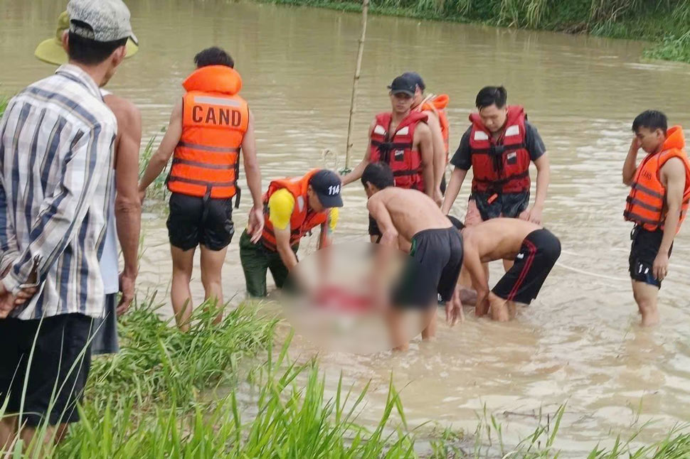 Gia Lai provincial authorities found the body of a man swept away by water while grazing a cow. Photo: Tuy Phuoc