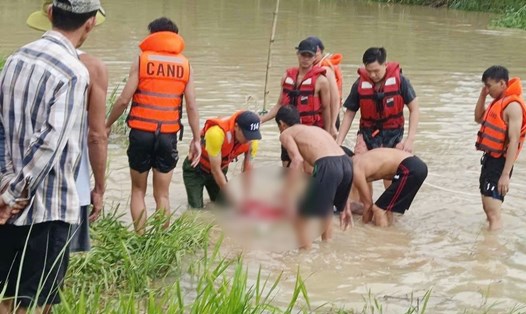 Lực lượng chức năng tỉnh Gia Lai tìm thấy thi thể người đàn ông bị nước cuốn khi đi chăn bò. Ảnh: Tuy Phước