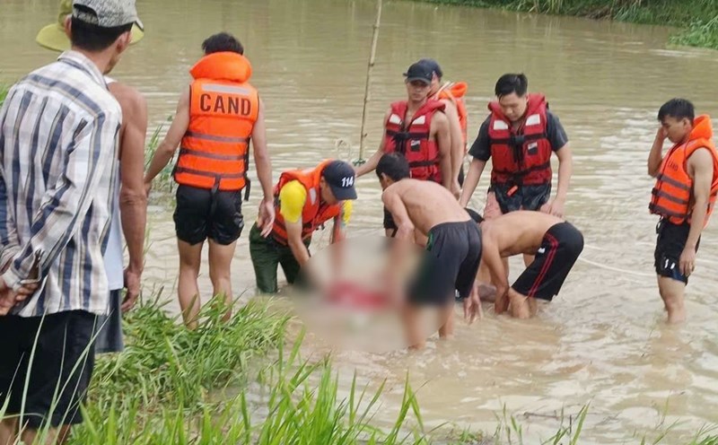 Gia Lai provincial authorities found the body of a man swept away by water while grazing a cow. Photo: Tuy Phuoc