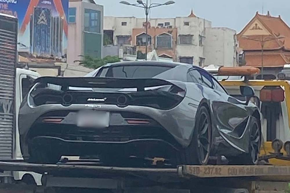希少なマットグレーのマクラーレン720Sスパイダーがホーチミン市の路上に運ばれ、車愛好家の注目を集めた。写真: グエン・ゴック