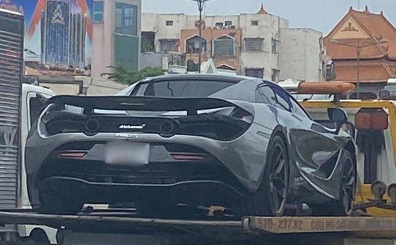 The rare gray McLaren 720S Spider is transported on the streets of Ho Chi Minh City, attracting the attention of car enthusiasts. Photo: Nguyen Ngoc