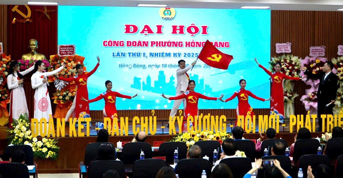 CNVCLD phuong Hong Bang hat mung Dai hoi Cong doan phuong lan thu I. Ảnh: Mai Dung