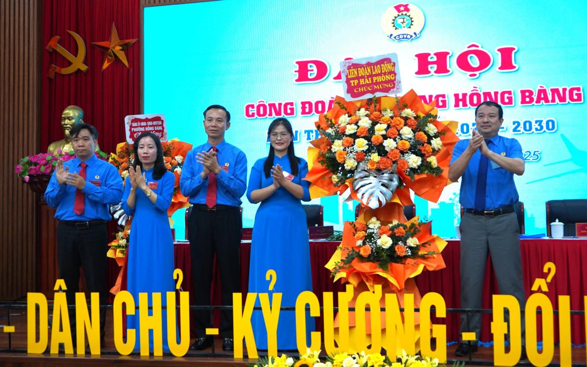 The leaders of the Hai Phong City Labor Federation presented flowers to congratulate the Great Snooker of the Labor Union on the rising of the Bang Bridge. Photo: Mai Dung