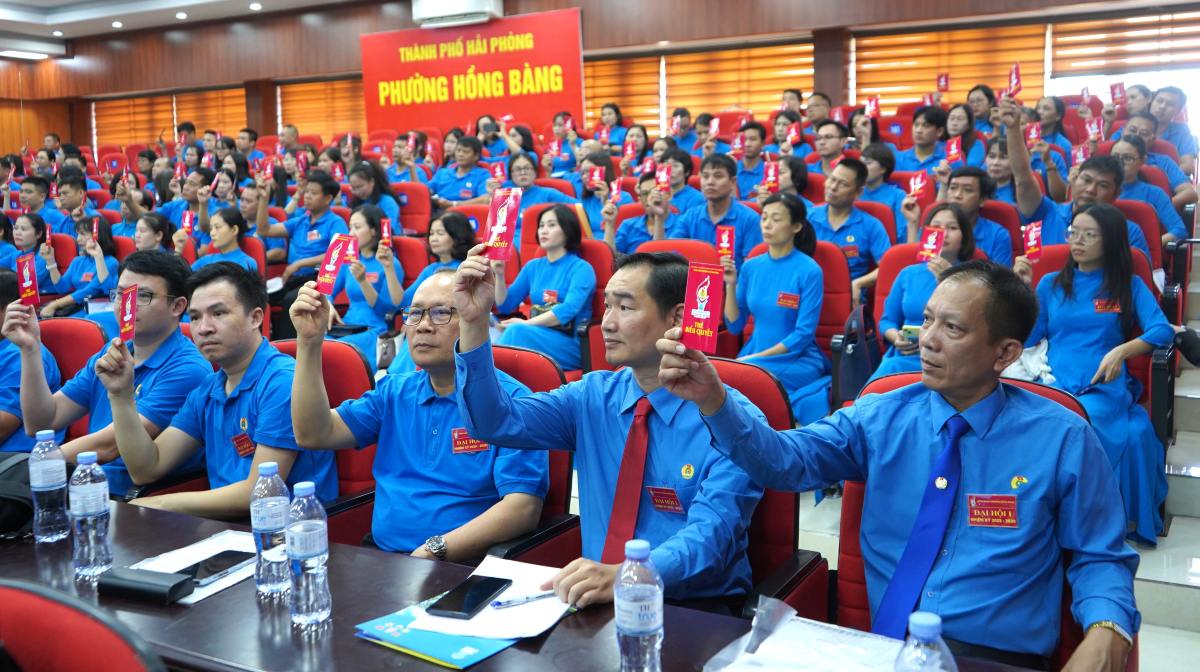 Cac dai bieu bieu quyet tai Dai hoi. Ảnh: Mai Dung