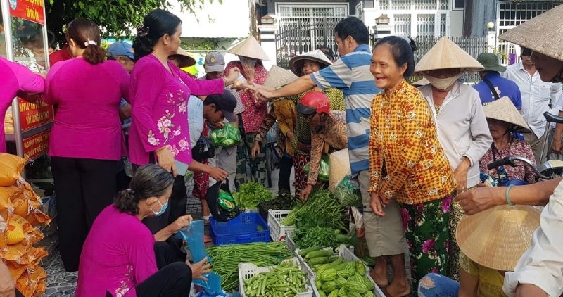 People are excited to choose gifts at the Zero-dong market worth more than 100 million VND in Tra On commune. Photo: Hoang Loc