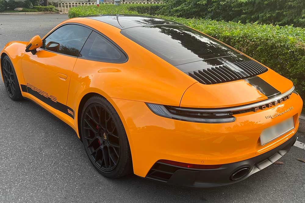 El Porsche 911 Carrera GTS de generacion 992.1 con un color de pintura naranja llamativo aparece en las calles de Ciudad Ho Chi Minh. Foto Cong Tam