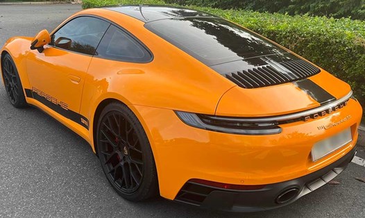 Chiếc Porsche 911 Carrera GTS thế hệ 992.1 mang màu sơn cam nổi bật xuất hiện trên đường phố TPHCM. Ảnh Công Tâm