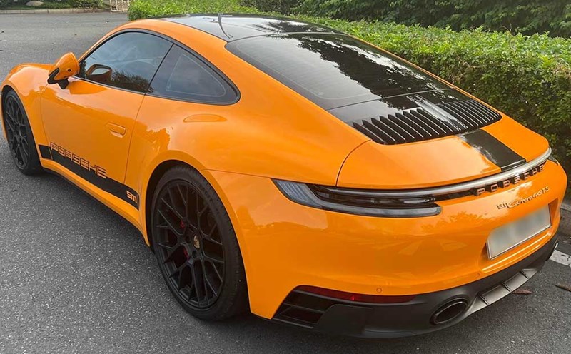 The Porsche 911 Carrera GTS generation 992.1 with outstanding orange paint appears on the streets of Ho Chi Minh City. Photo: Cong Tam