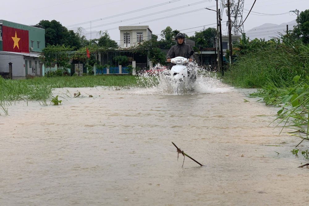 Heavy rain all night, many areas on the outskirts of Da Nang were deeply flooded and landslides. Photo: Tran Thi