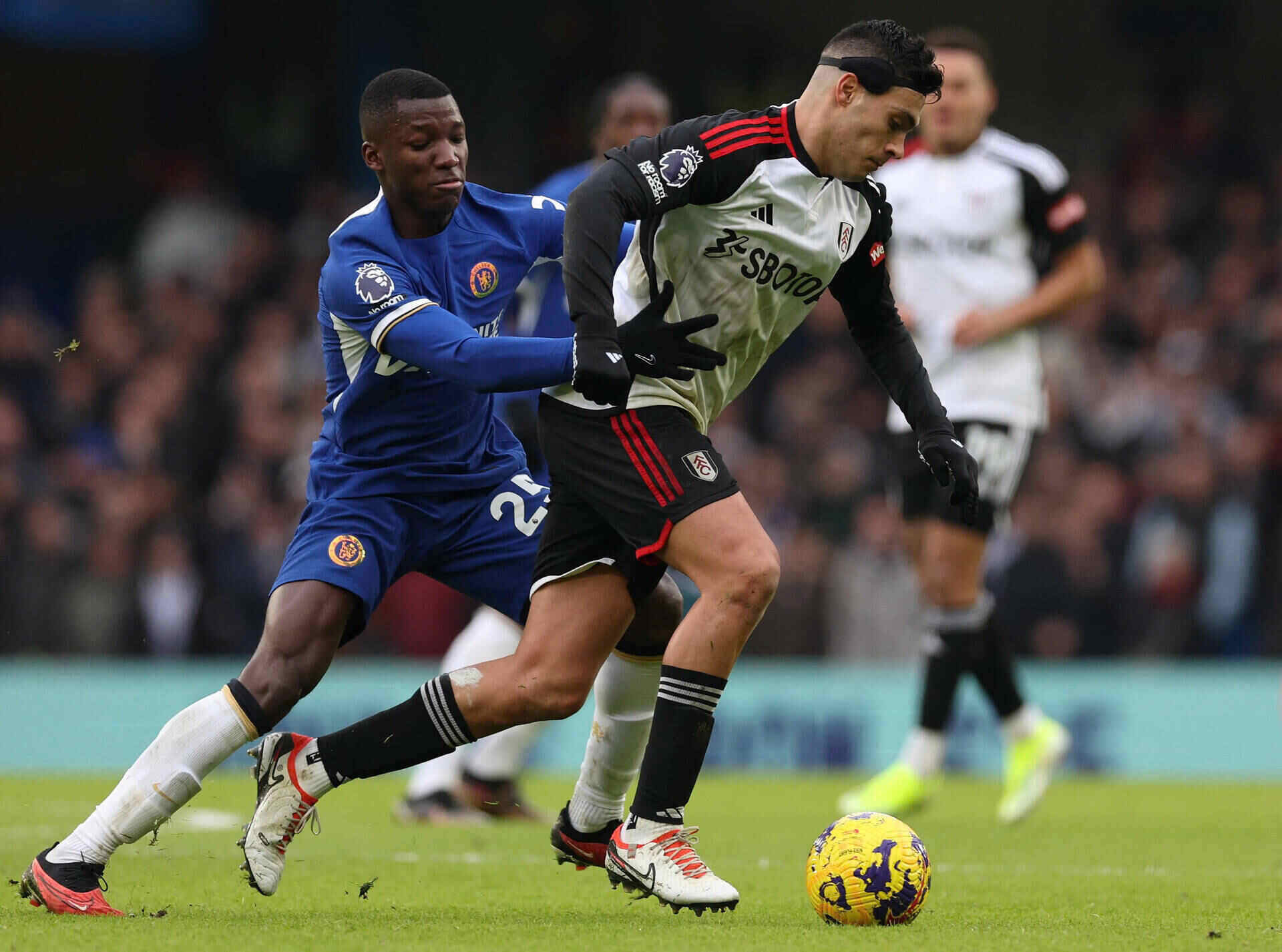 Caicedo dang thi dau ngay mot hay trong mau ao Chelsea. Anh: AFP