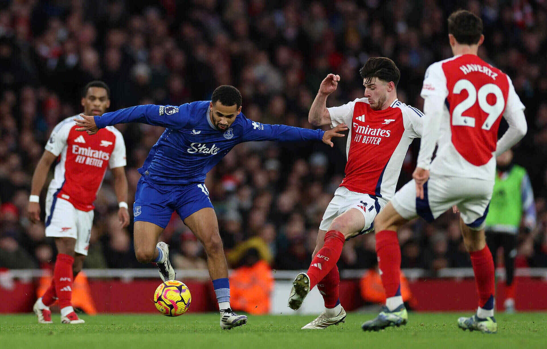 Declan Rice co xu huong tan cong cao hon so voi Caicedo. Anh: AFP