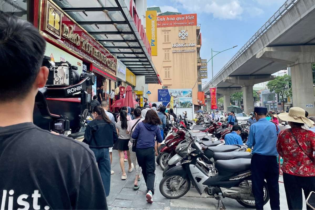 Recorded at 10:05, the scene was bustling in front of the gold shop every time the staff issued a notice. Photo: PV