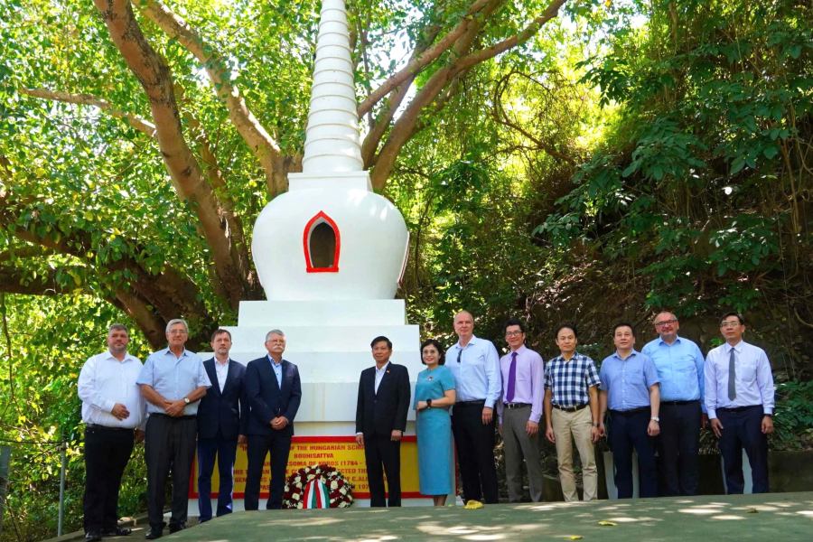 The Hungarian delegation visited and laid wreaths at the Sandor Korosi Csoma Memorial Tower in Vung Tau. Photo: Hoang Ngoc