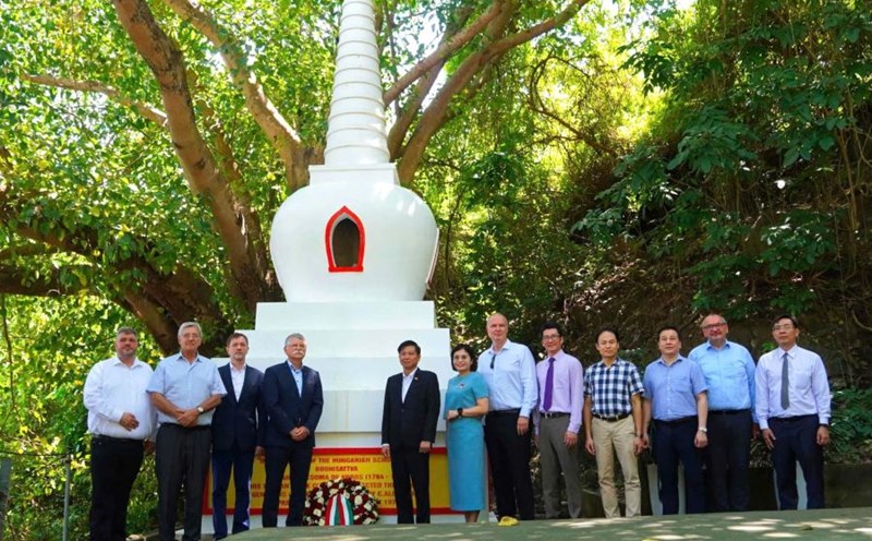 The Hungarian delegation visited and laid wreaths at the Sandor Korosi Csoma Memorial Tower in Vung Tau. Photo: Hoang Ngoc