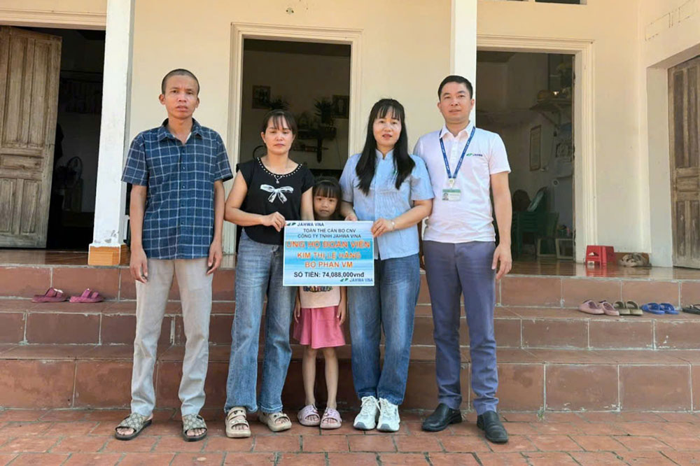 The Trade Union of Jahwa Vina Co., Ltd. presented donations to Ms. Kim Thi Le Hang's family. Photo: An Vi