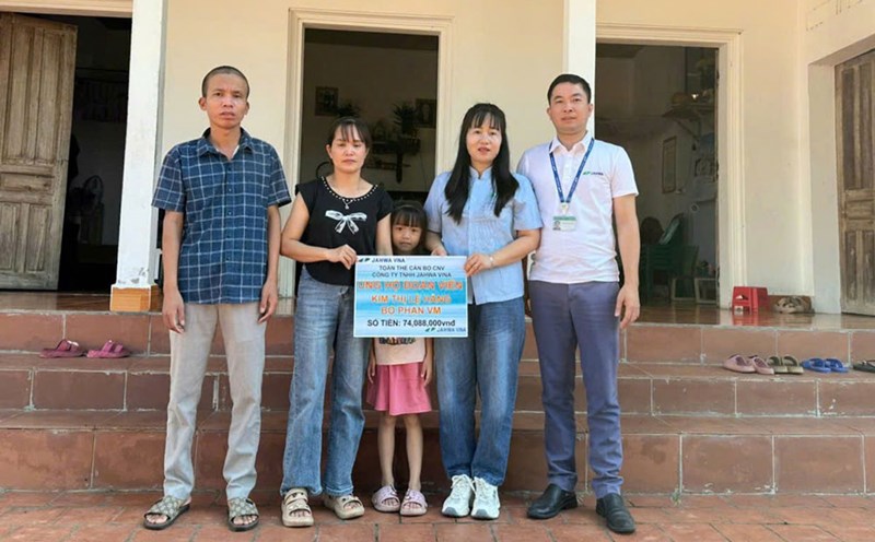 The Trade Union of Jahwa Vina Co., Ltd. presented donations to Ms. Kim Thi Le Hang's family. Photo: An Vi