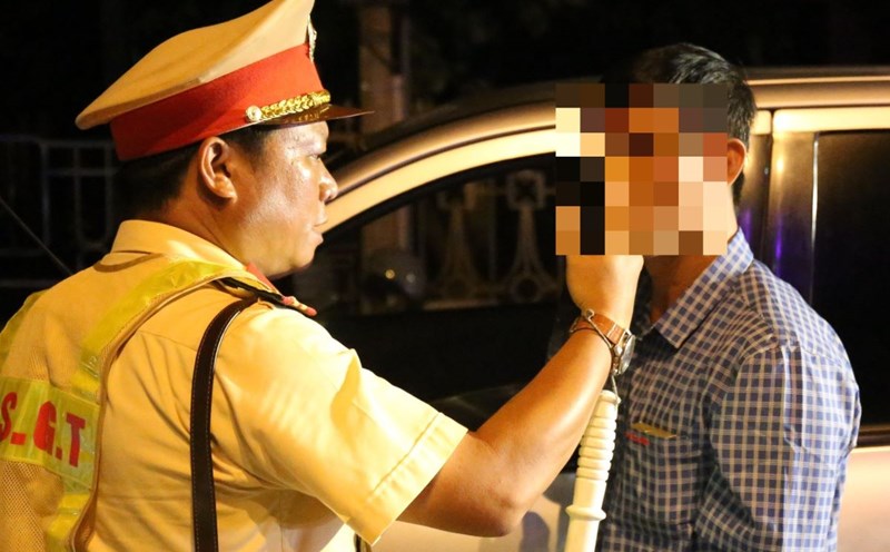 Check the alcohol concentration of drivers in Quang Tri. Photo: Hung Tho