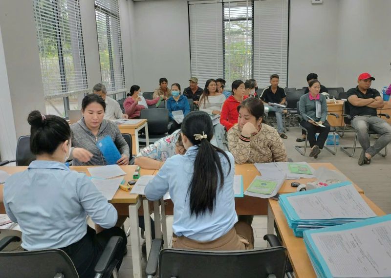 Owed wages and late payment of social insurance, workers of Vinh Thong Company authorized Ho Chi Minh City trade union officials to sue the enterprise in court. Photo: Duc Long