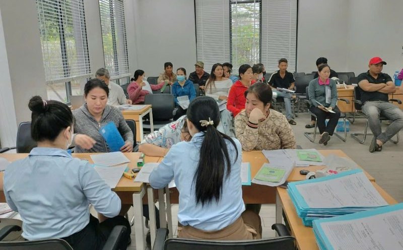 Owed wages and late payment of social insurance, workers of Vinh Thong Company authorized Ho Chi Minh City trade union officials to sue the enterprise in court. Photo: Duc Long