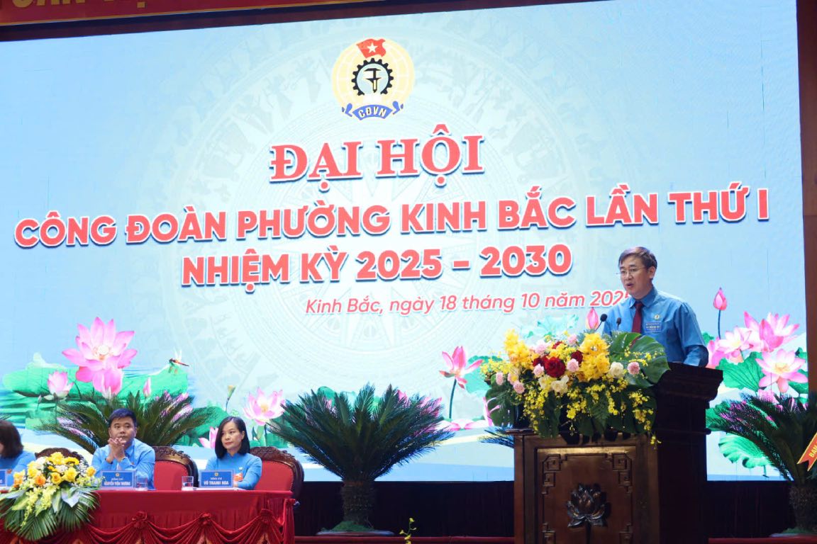 Chairman of the Bac Ninh Provincial Labor Federation Thach Van Chung spoke at the Kinh Bac Ward Trade Union Congress. Photo: Quyet Chien