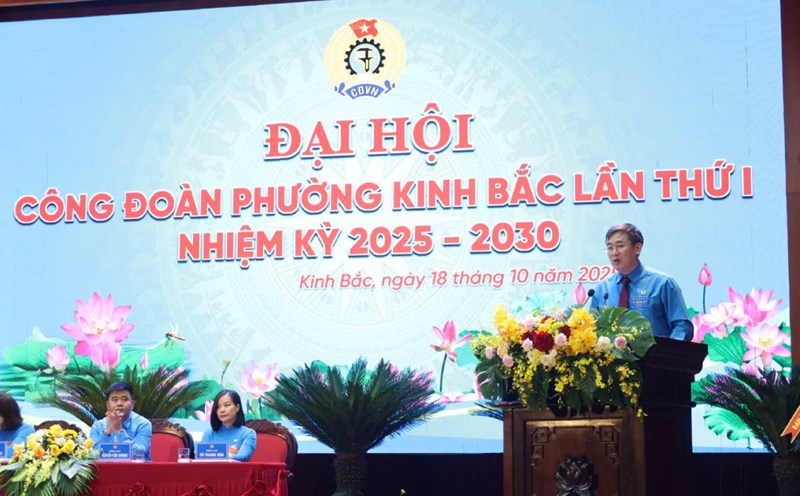 Chairman of the Bac Ninh Provincial Labor Federation Thach Van Chung spoke at the Kinh Bac Ward Trade Union Congress. Photo: Quyet Chien