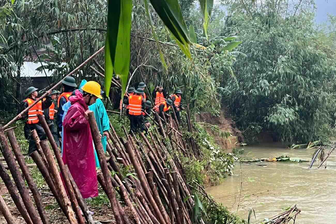 Functional forces overcome riverbank landslides due to heavy rain. Photo: Vo Tien.