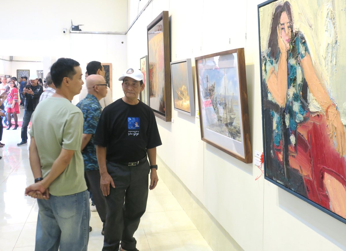 代表者が展示会を訪れます。写真: ハイフォン電子情報ポータル