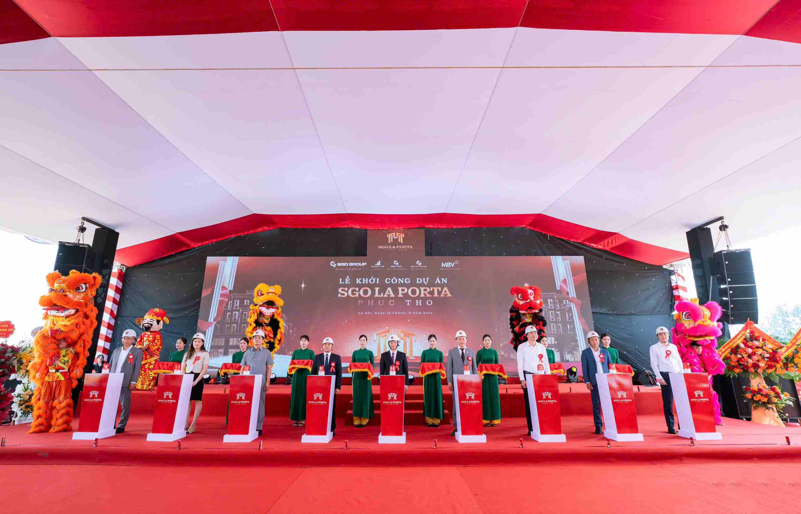 参加者はSGOラ・ポルタ・フックトー・プロジェクトの建設開始のボタンを押した。写真: ヴァン・チュオン